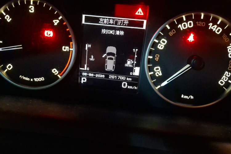 Used Land Rover Discovery 2015 3.0 SDV6 HSE Diesel Version Odometer Close Up