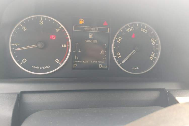 Used Land Rover Discovery 2015 3.0 SDV6 HSE Diesel Version Odometer Close Up