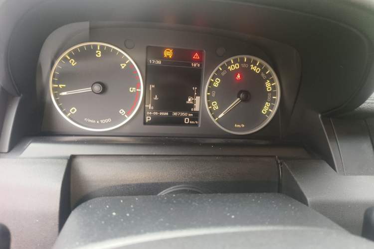 Used Land Rover Discovery 2015 3.0 SDV6 HSE Diesel Version Odometer Close Up