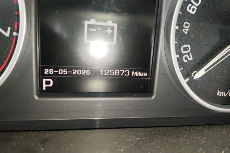 Used Land Rover Discovery 2015 4th Generation 3.0 V6 SC SE 7 Seats Odometer Close Up