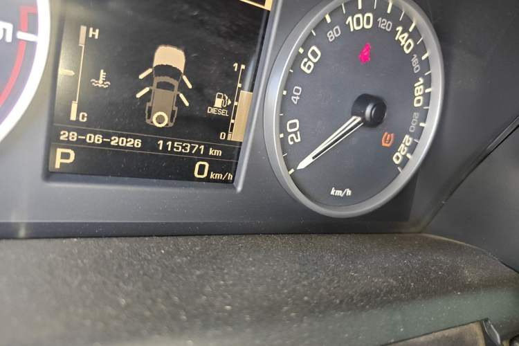 Used Land Rover Discovery 2015 3.0 SDV6 HSE Diesel Version Odometer Close Up