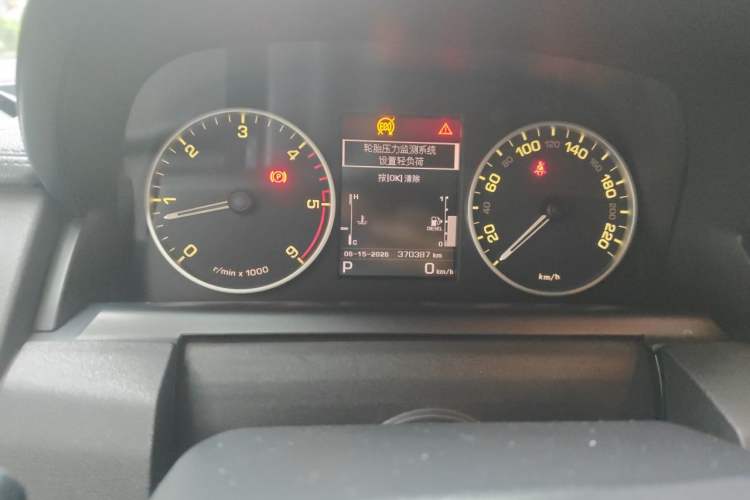 Used Land Rover Discovery 2015 3.0 SDV6 HSE Diesel Version Odometer Close Up