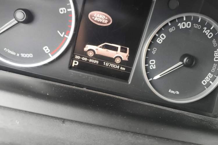 Used Land Rover Discovery 2015 3.0 SC V6 HSE Odometer Close Up