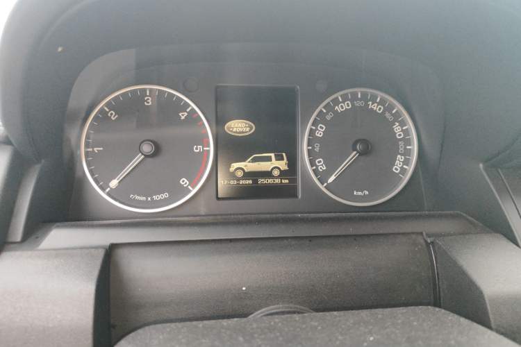 Used Land Rover Discovery 2015 3.0 SDV6 HSE Diesel Version Odometer Close Up