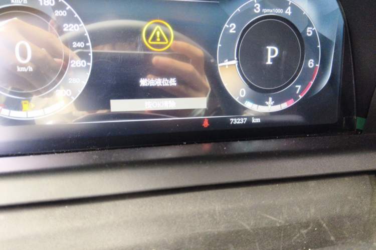 Used Land Rover Discovery 2015 3.0 SC V6 SE Odometer Close Up