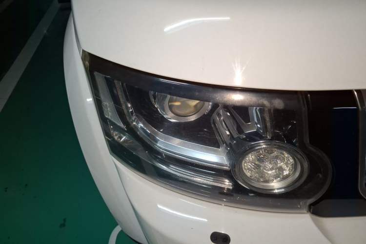 Used Land Rover Discovery 2015 3.0 SDV6 HSE Diesel Version Right Front Headlight