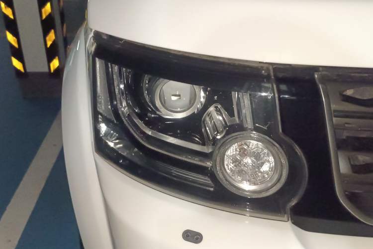 Used Land Rover Discovery 2015 3.0 SC V6 SE Right Front Headlight