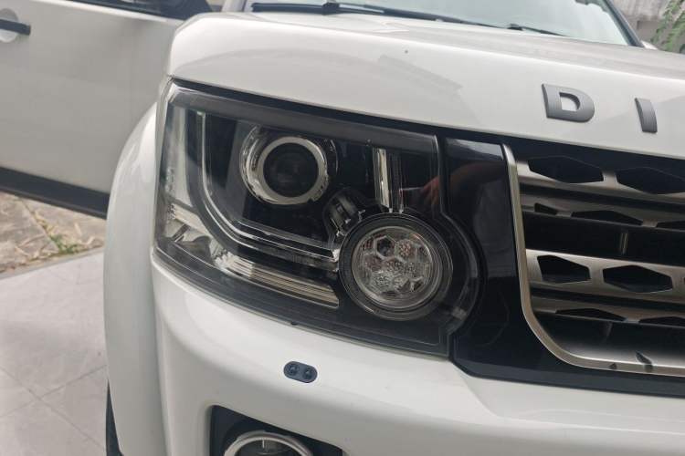 Used Land Rover Discovery 2015 3.0 SC V6 SE Right Front Headlight