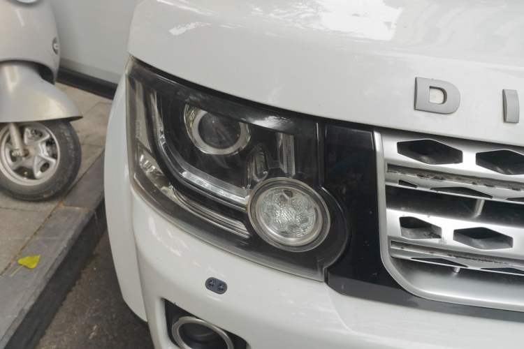 Used Land Rover Discovery 2015 3.0 SDV6 HSE Diesel Version Right Front Headlight