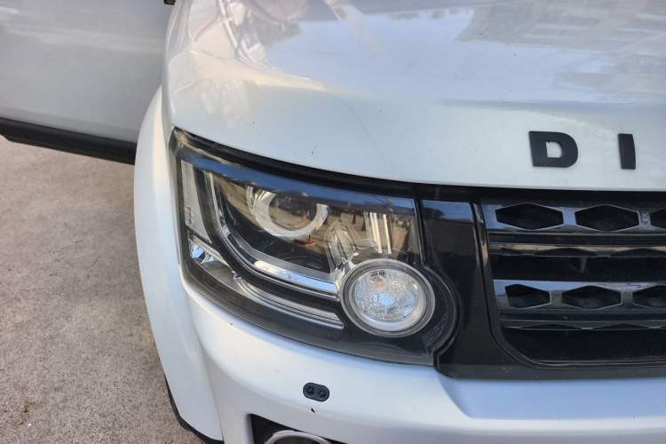 Used Land Rover Discovery 2015 3.0 SDV6 HSE Diesel Version Right Front Headlight