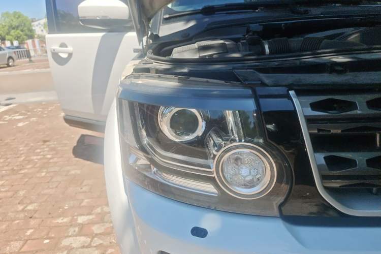 Used Land Rover Discovery 2015 3.0 SDV6 HSE Diesel Version Right Front Headlight