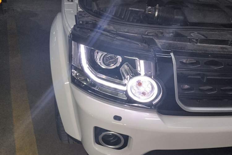 Used Land Rover Discovery 2015 3.0 SC V6 SE Right Front Headlight