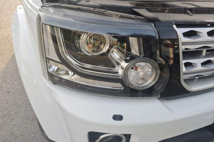 Used Land Rover Discovery 2015 3.0 SDV6 HSE Diesel Version Right Front Headlight