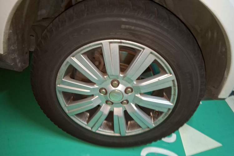 Used Land Rover Discovery 2015 3.0 SDV6 HSE Diesel Version Right Front Wheel Hub