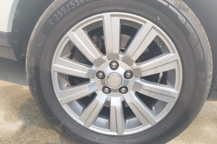 Used Land Rover Discovery 2015 3.0 SDV6 HSE Diesel Version Right Front Wheel Hub