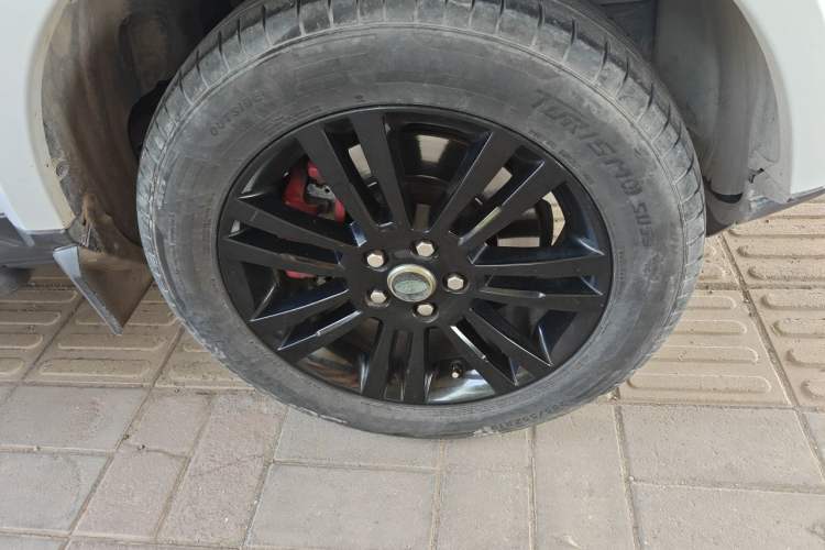 Used Land Rover Discovery 2015 3.0 SDV6 HSE Diesel Version Right Front Wheel Hub