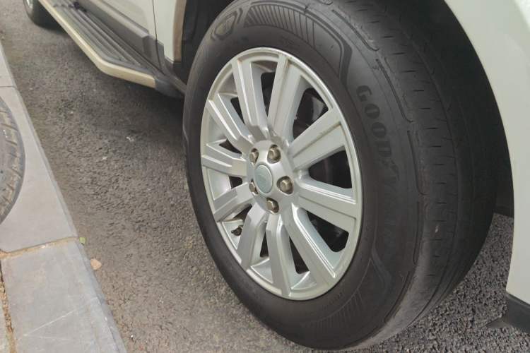 Used Land Rover Discovery 2015 3.0 SDV6 HSE Diesel Version Right Front Wheel Hub