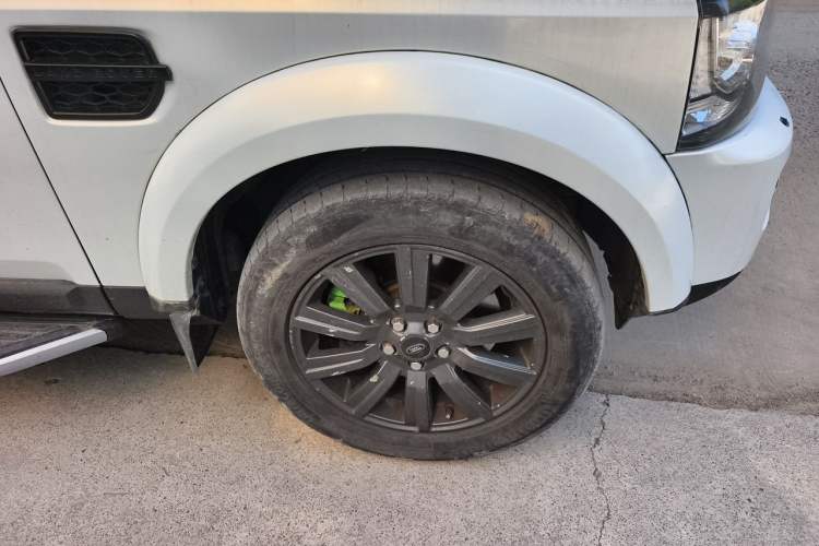 Used Land Rover Discovery 2015 3.0 SDV6 HSE Diesel Version Right Front Wheel Hub