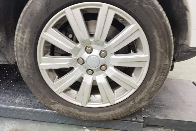 Used Land Rover Discovery 2015 3.0 SDV6 HSE Diesel Version Right Front Wheel Hub