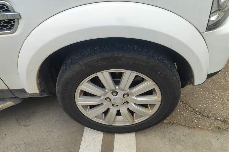 Used Land Rover Discovery 2015 3.0 SDV6 HSE Diesel Version Right Front Wheel Hub