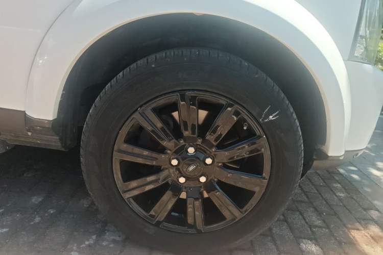 Used Land Rover Discovery 2015 3.0 SDV6 HSE Diesel Version Right Front Wheel Hub