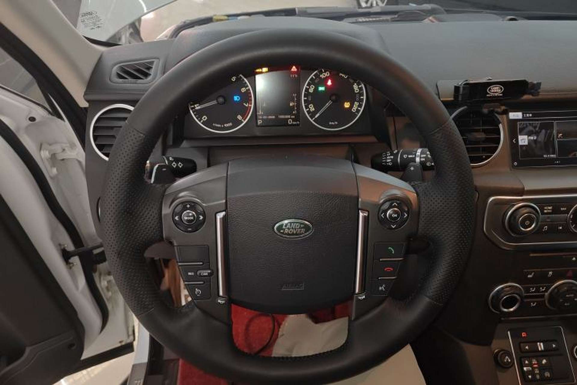 Used Land Rover Discovery 2015 3.0 SC V6 SE Steering Wheel
