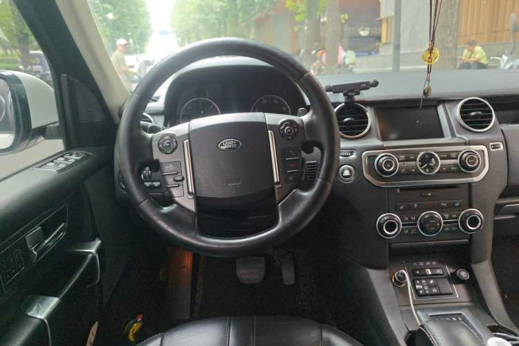 Used Land Rover Discovery 2015 3.0 SDV6 HSE Diesel Version Steering Wheel