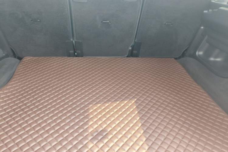 Used Land Rover Discovery 2015 3.0 SDV6 HSE Diesel Version Trunk