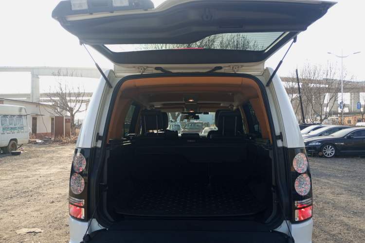 Used Land Rover Discovery 2015 3.0 SC V6 SE Trunk