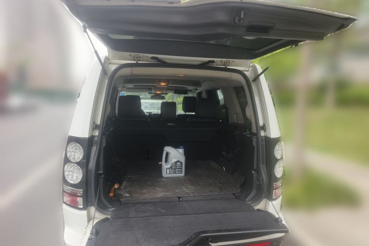 Used Land Rover Discovery 2015 3.0 SDV6 HSE Diesel Version Trunk