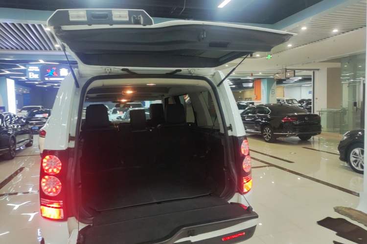 Used Land Rover Discovery 2015 3.0 SC V6 SE Trunk
