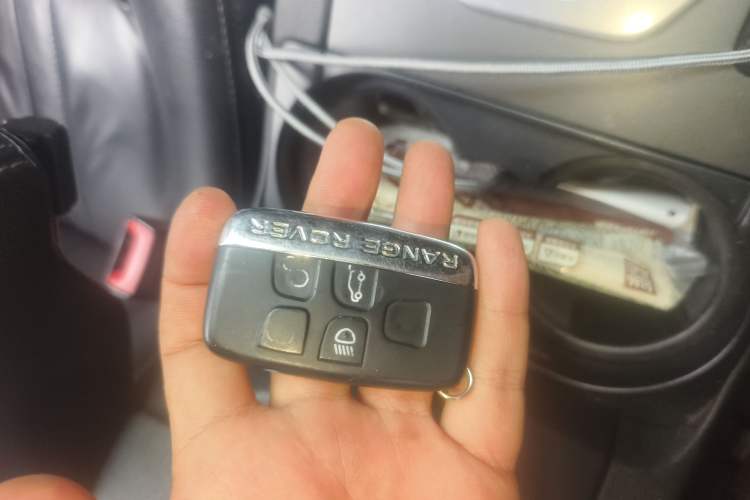 Used Land Rover Discovery 2015 3.0 SDV6 HSE Diesel Version Vehicle Key