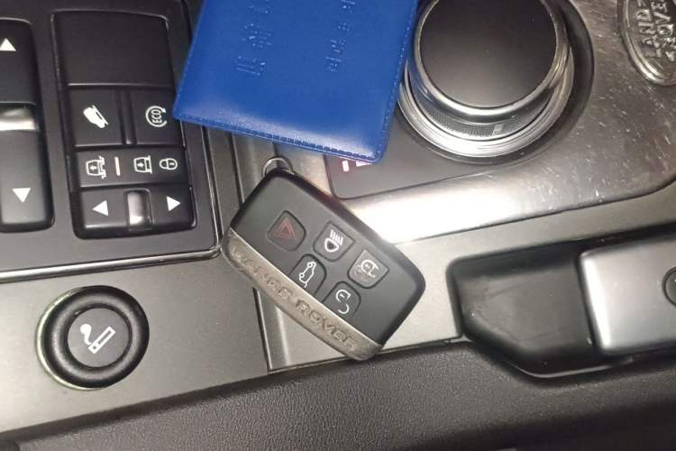 Used Land Rover Discovery 2015 3.0 SC V6 SE Vehicle Key