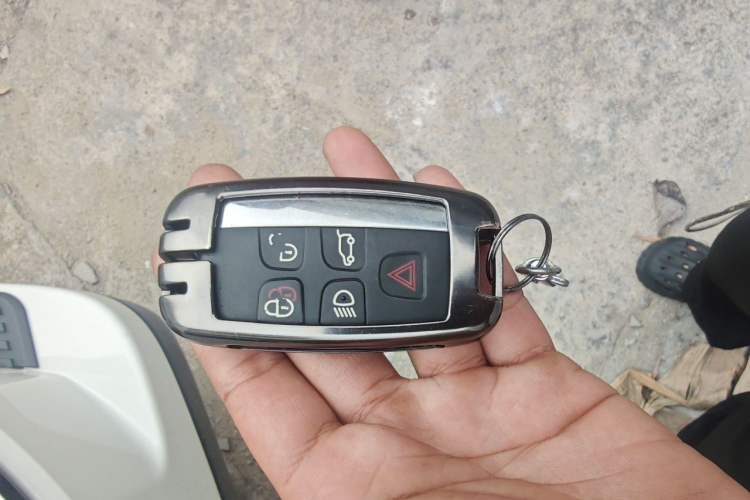 Used Land Rover Discovery 2015 3.0 SC V6 SE Vehicle Key