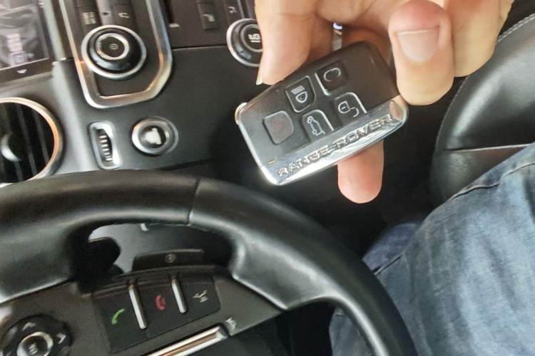 Used Land Rover Discovery 2015 3.0 SDV6 HSE Diesel Version Vehicle Key
