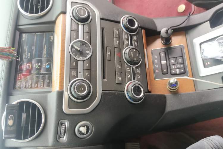 Used Land Rover Discovery 2015 3.0 SDV6 HSE Diesel Version Audio And AC Panel