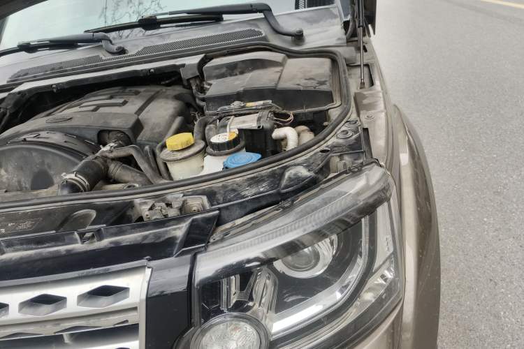 Used Land Rover Discovery 2015 3.0 SDV6 HSE Diesel Version Engine Bay Left