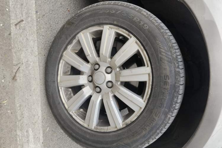 Used Land Rover Discovery 2015 3.0 SDV6 HSE Diesel Version Right Front Wheel Hub