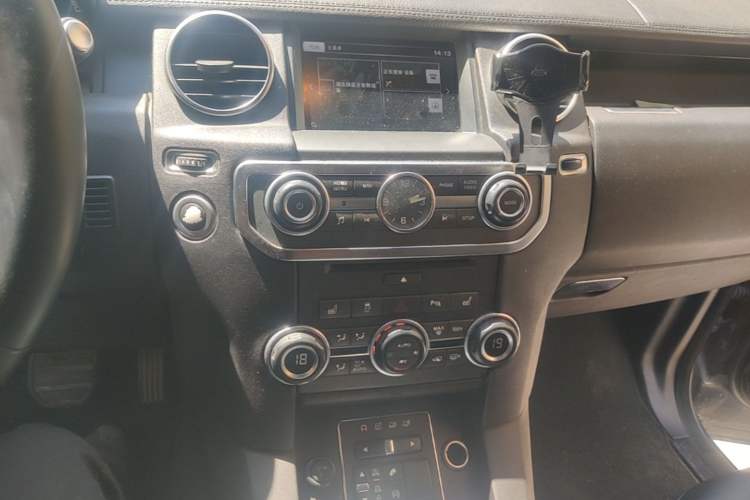 Used Land Rover Discovery 2016 3.0 SDV6 Black Edition HSE Diesel Version Audio And AC Panel