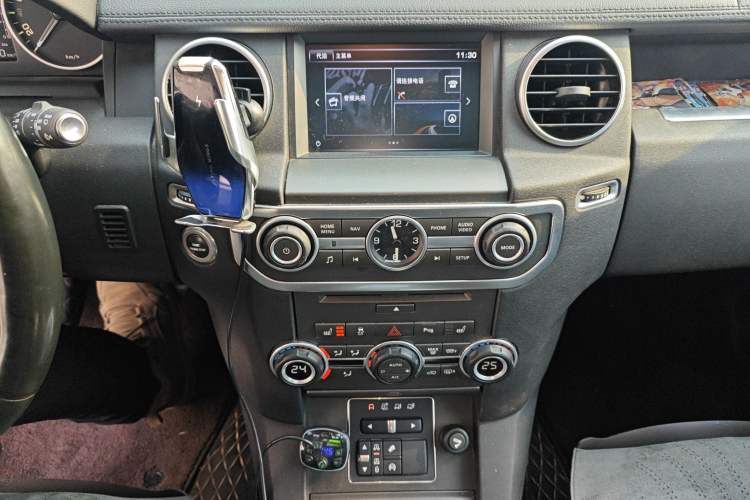 Used Land Rover Discovery 2016 3.0 SC Obsidian Black Heritage Edition SE Audio And AC Panel