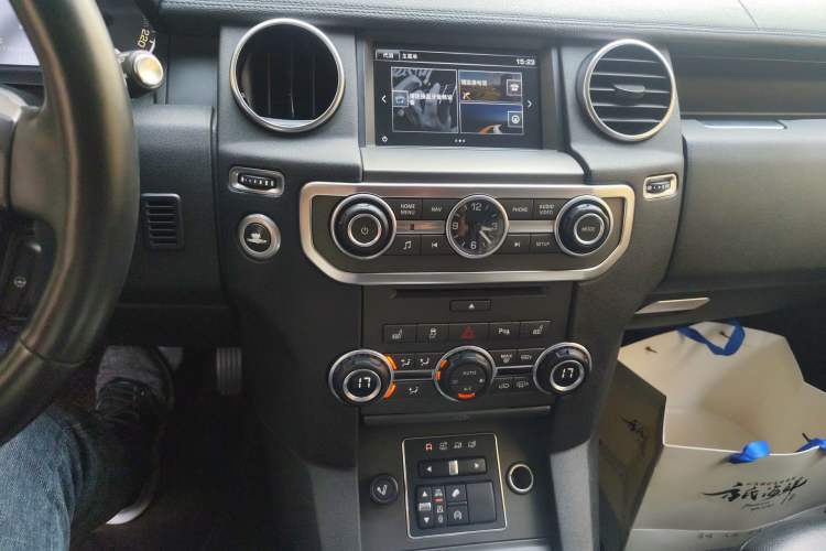 Used Land Rover Discovery 2016 3.0 SC Obsidian Black Heritage Edition SE Audio And AC Panel