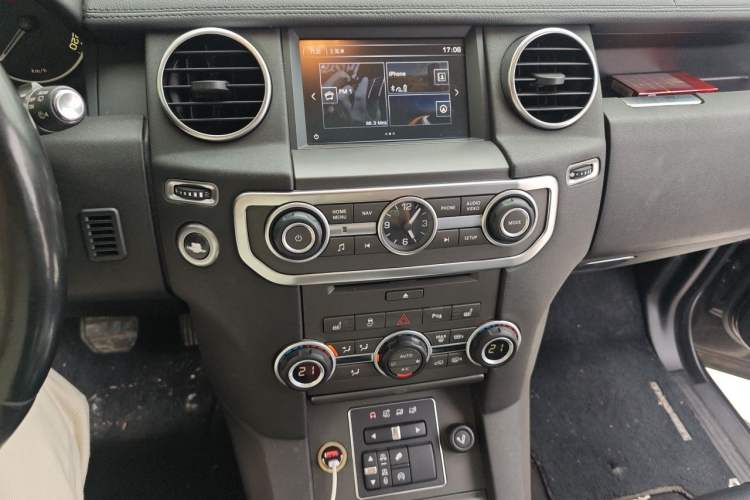 Used Land Rover Discovery 2016 3.0 SC V6 SE Audio And AC Panel