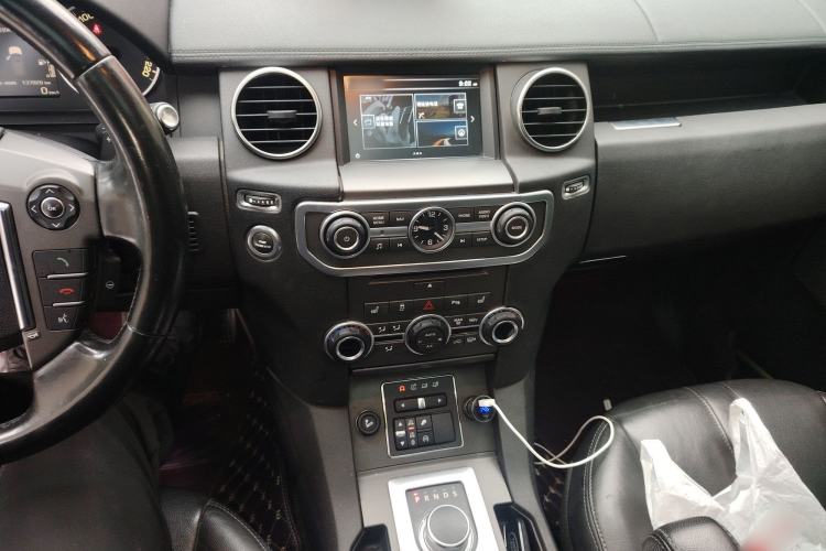 Used Land Rover Discovery 2016 3.0 SC Obsidian Black Heritage Edition SE Audio And AC Panel