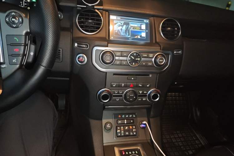 Used Land Rover Discovery 2016 3.0 SC Obsidian Black Heritage Edition SE Audio And AC Panel