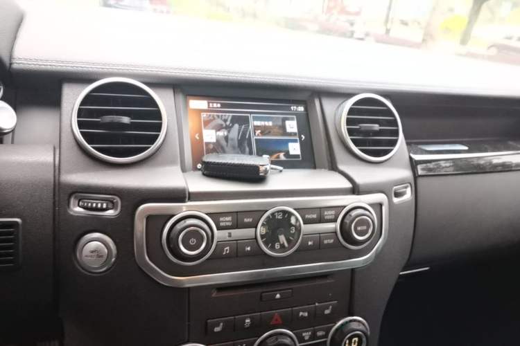 Used Land Rover Discovery 2016 3.0 SC Obsidian Black Heritage Edition SE Audio And AC Panel