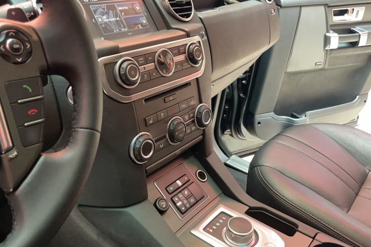 Used Land Rover Discovery 2016 3.0 SC Obsidian Black Heritage Edition SE Audio And AC Panel