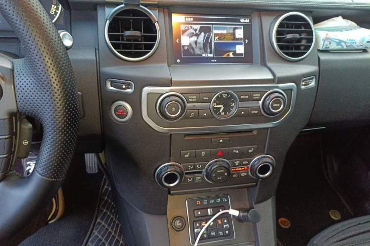 Used Land Rover Discovery 2016 3.0 SC Obsidian Black Heritage Edition HSE Audio And AC Panel