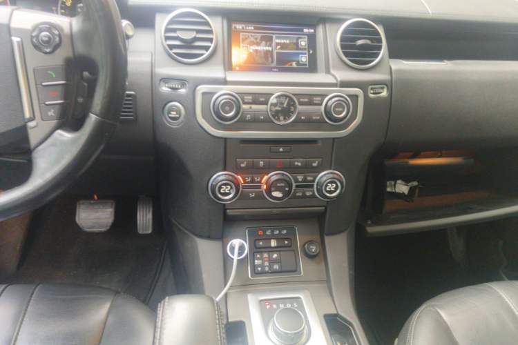Used Land Rover Discovery 2016 3.0 SC Obsidian Black Heritage Edition SE Audio And AC Panel