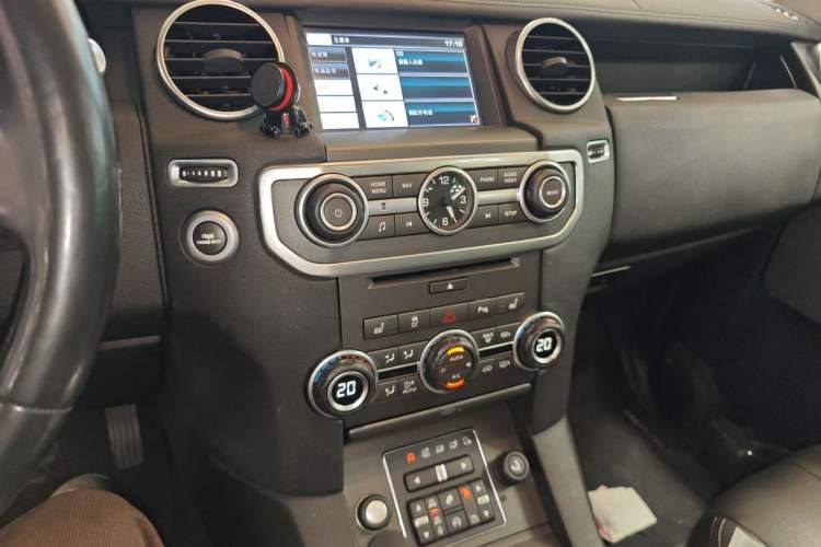 Used Land Rover Discovery 2016 3.0 SC V6 HSE Luxury Audio And AC Panel