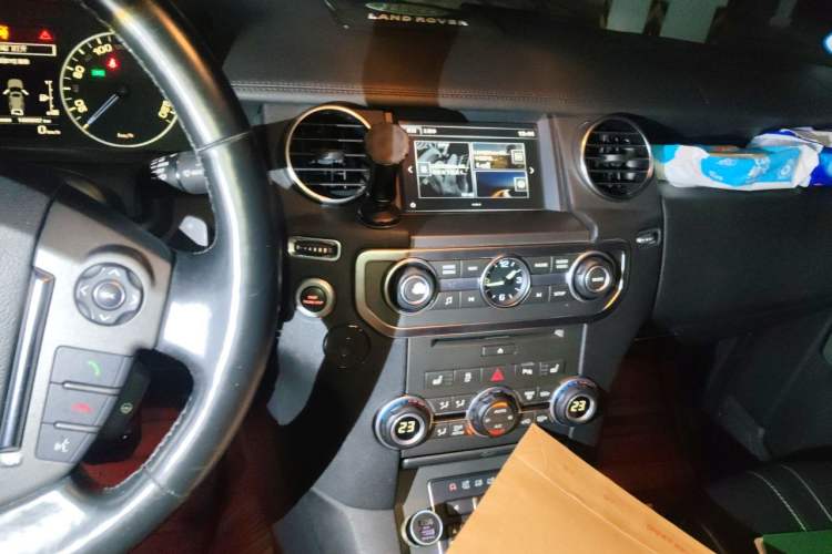 Used Land Rover Discovery 2016 3.0 SC Obsidian Black Heritage Edition HSE Audio And AC Panel